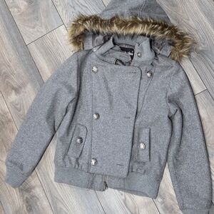 Stylish Gray Cropped Jacket with Detachable Faux Fur Trim Hood
